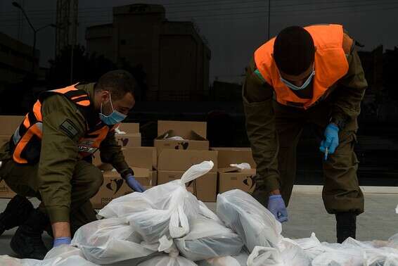 אורזים בבני ברק // צילום: דובר צה"ל